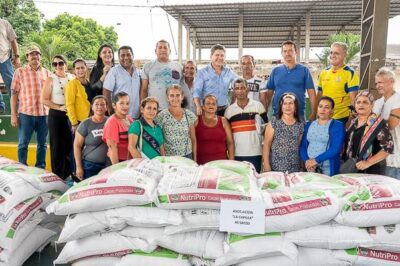 Agricultores reciben fertilizante de la prefectura de Los Ríos.