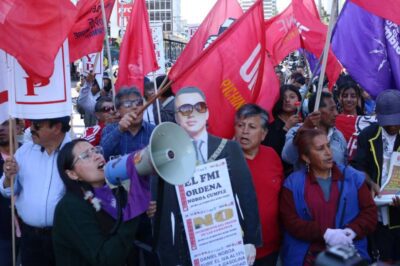 Organizaciones sindicalistas en una marcha contra Daniel Noboa.