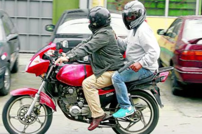 En Quito se prohíbe que dos personas circulen a bordo de una moto