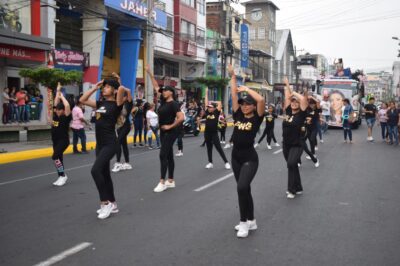 Candidatas a Reina de Quevedo realizan colorido pregón por la ciudad