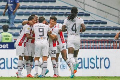 Liga de Quito vence a Emelec y persigue a Independiente del Valle