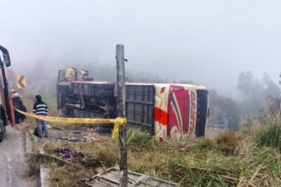 Un bus se volcó en la entrada de Jima, en la vía Cuenca-Loja